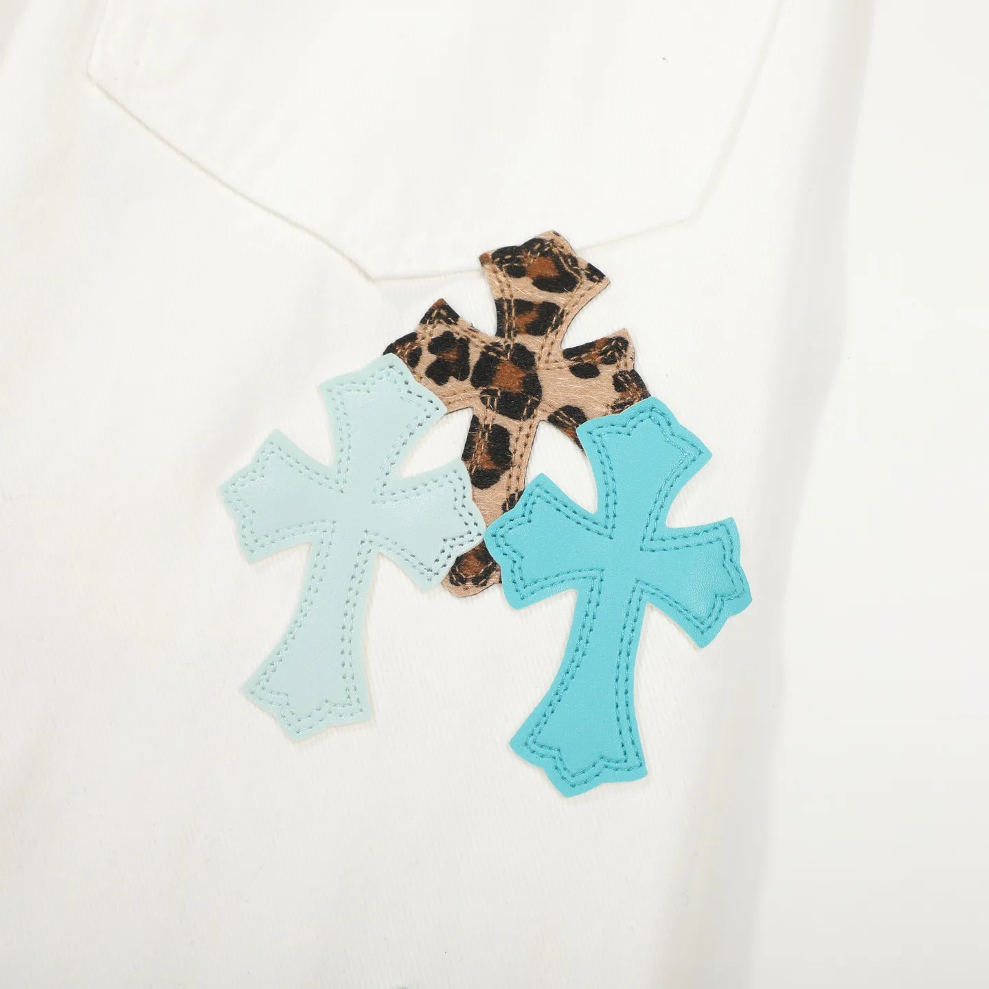 P250 Chrome Hearts 25SS white pants with three-color leopard print blue leather jeans. Chrome Hearts’ pants with the most popular colors are made of beaded canvas fabric. Heavy washing makes the upper body of the fabric more textured and the pants are tall and straight! The three-dimensional cutting of the whole trousers is a masterpiece! The hardware is customized by zp. The beaded canvas fabric is thick and soft after being washed. It has good breathability. Customized small leather label. Unique design. The details are simple and elegant, and the workmanship is exquisite. The whole trousers are neatly routed and the details are in place! It’s so cool that both men and women can easily control the genderless trend! Size: 28/30/32/34 Waist: 73/78/83/88 Sitting: 99/104/109/114 Pants length: 102/104/106/108